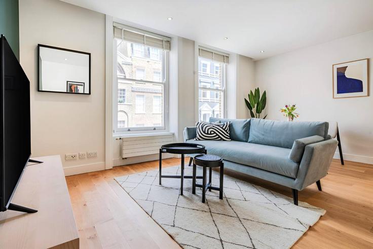 Elegant gestaltetes Wohnzimmer mit moderner Einrichtung in einer Wohnung im Building King Street - welcome-london-ltd - 1511560 in City of Westminster, London