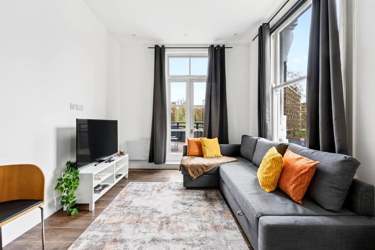 Elegante sala de estar con mobiliario moderno en un apartamento en Building Porchester Road - welcome-london-ltd - 1511563 en City of Westminster, London