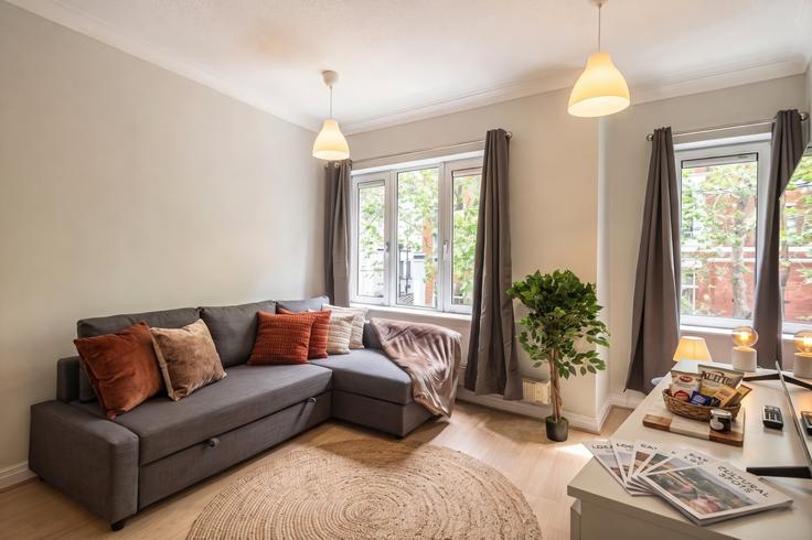 Elegant gestaltetes Wohnzimmer mit moderner Einrichtung in einer Wohnung im Building Charing Cross Road - welcome-london-ltd - 1511564 in City of Westminster, London Elegant gestaltetes Wohnzimmer mit moderner Einrichtung in einer Wohnung im Building Charing Cross Road - welcome-london-ltd - 1511564 in City of Westminster, London