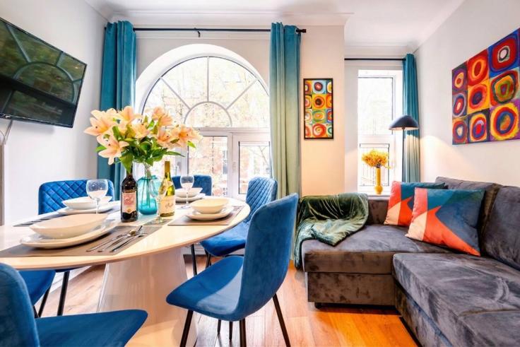 Sala de estar elegantemente projetada com móveis modernos em um apartamento no Building Charing Cross Road - welcome-london-ltd - 1511564 em City of Westminster, London