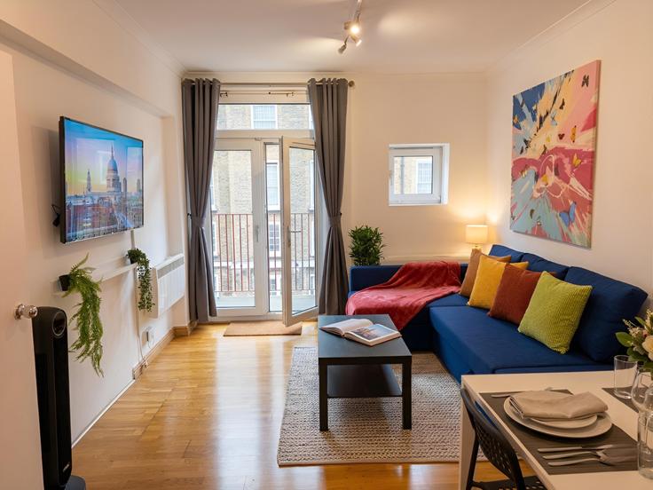 Elegant gestaltetes Wohnzimmer mit moderner Einrichtung in einer Wohnung im Building Stanhope Parade - welcome-london-ltd - 1511565 in London Borough of Camden, London