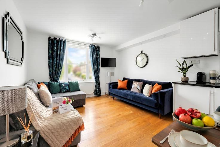 Elegant gestaltetes Wohnzimmer mit moderner Einrichtung in einer Wohnung im Building West Central Street - welcome-london-ltd - 1511812 in London Borough of Camden, London Elegant gestaltetes Wohnzimmer mit moderner Einrichtung in einer Wohnung im Building West Central Street - welcome-london-ltd - 1511812 in London Borough of Camden, London