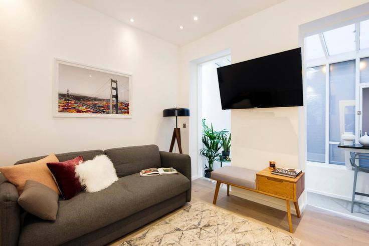 Building Monmouth Street - welcome-london-ltd - 1522302 adresindeki bir dairede modern mobilyalarla zarif bir şekilde tasarlanmış oturma odası City of Westminster, London