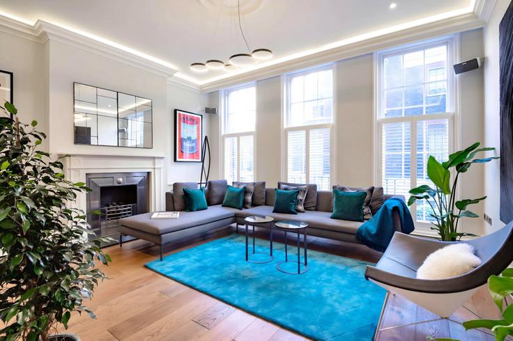 Elegant gestaltetes Wohnzimmer mit moderner Einrichtung in einer Wohnung im Building Craven Street - welcome-london-ltd - 1522303 in City of Westminster, London Elegant gestaltetes Wohnzimmer mit moderner Einrichtung in einer Wohnung im Building Craven Street - welcome-london-ltd - 1522303 in City of Westminster, London