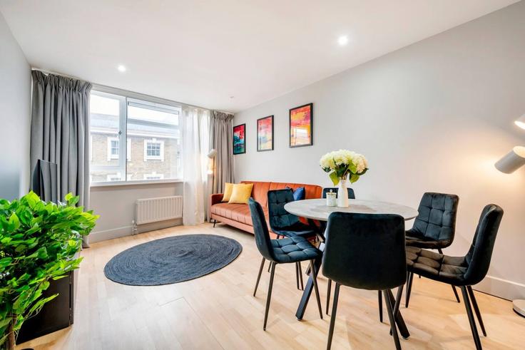 Building Saint Martin's Lane - welcome-london-ltd - 1539529 adresindeki bir dairede modern mobilyalarla zarif bir şekilde tasarlanmış oturma odası City of Westminster, London Building Saint Martin's Lane - welcome-london-ltd - 1539529 adresindeki bir dairede modern mobilyalarla zarif bir şekilde tasarlanmış oturma odası City of Westminster, London
