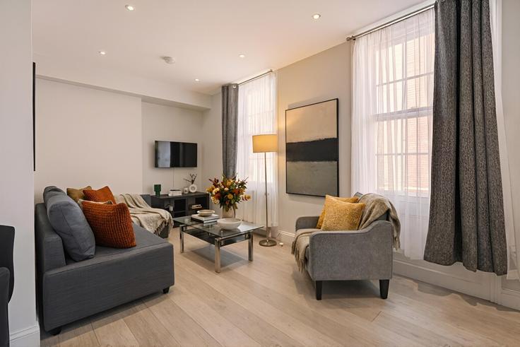 Building New Row - welcome-london-ltd - 1579043 adresindeki bir dairede modern mobilyalarla zarif bir şekilde tasarlanmış oturma odası City of Westminster, London Building New Row - welcome-london-ltd - 1579043 adresindeki bir dairede modern mobilyalarla zarif bir şekilde tasarlanmış oturma odası City of Westminster, London