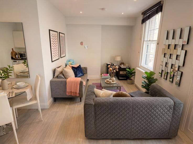 Elegante sala de estar con mobiliario moderno en un apartamento en Building New Row - welcome-london-ltd - 1579043 en City of Westminster, London