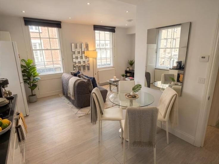Elegante sala de estar con mobiliario moderno en un apartamento en Building New Row - welcome-london-ltd - 1579450 en City of Westminster, London
