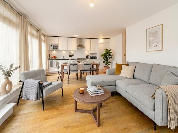 Elegant gestaltetes Wohnzimmer mit moderner Einrichtung in einer Wohnung im Building West Central Street - welcome-london-ltd - 1580257 in London Borough of Camden, London