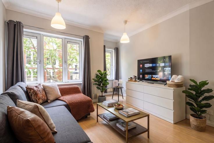 Elegant gestaltetes Wohnzimmer mit moderner Einrichtung in einer Wohnung im Building Charing Cross Road - welcome-london-ltd - 1581660 in City of Westminster, London Elegant gestaltetes Wohnzimmer mit moderner Einrichtung in einer Wohnung im Building Charing Cross Road - welcome-london-ltd - 1581660 in City of Westminster, London