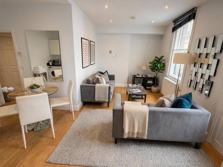 Elegante sala de estar con mobiliario moderno en un apartamento en Building New Row - welcome-london-ltd - 1592248 en City of Westminster, London