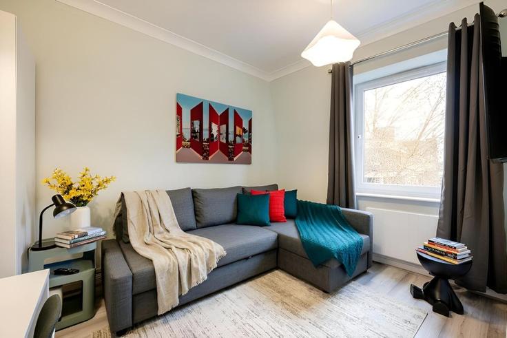 Elegante sala de estar con mobiliario moderno en un apartamento en Building Charing Cross Road - welcome-london-ltd - 1602287 en City of Westminster, London