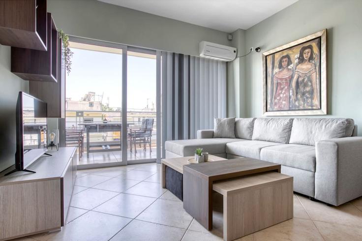 Sala de estar elegantemente projetada com móveis modernos em um apartamento no Building Chrisostomou - welcomehost - 1223145 - ATH em West Athens, Athens