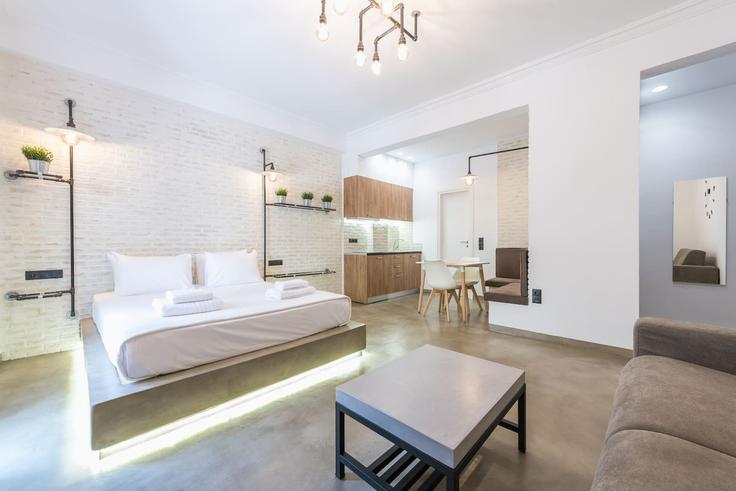 Elegante sala de estar con mobiliario moderno en un apartamento en Building Vizantiou - welcomehost - 1223148 - ATH en Central Athens, Athens