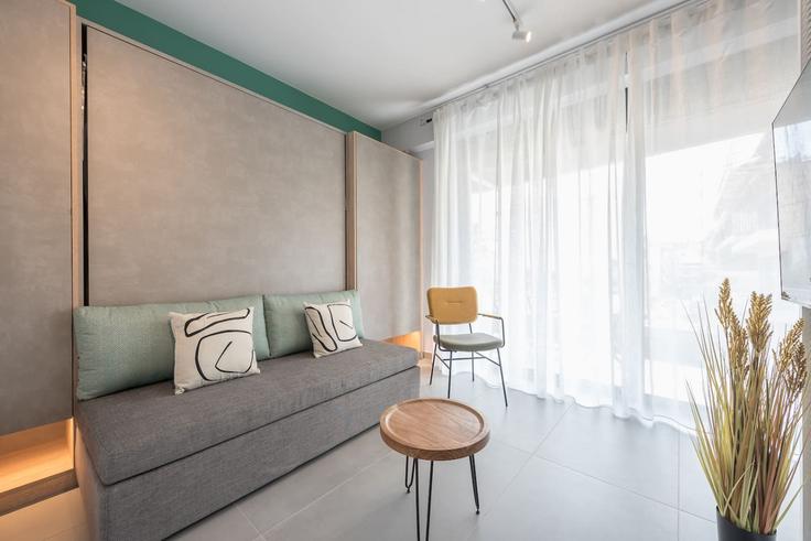 Elegant gestaltetes Wohnzimmer mit moderner Einrichtung in einer Wohnung im Building Pallantos - welcomehost - 1223157 - ATH in Central Athens, Athens