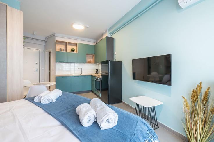 Sala de estar elegantemente projetada com móveis modernos em um apartamento no Building Pallantos - welcomehost - 1223159 - ATH em Central Athens, Athens