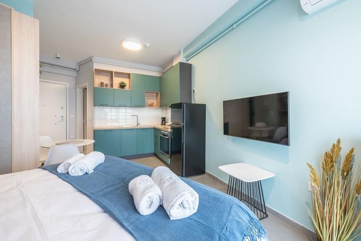 Sala de estar elegantemente projetada com móveis modernos em um apartamento no Building Pallantos - welcomehost - 1223160 - ATH em Central Athens, Athens
