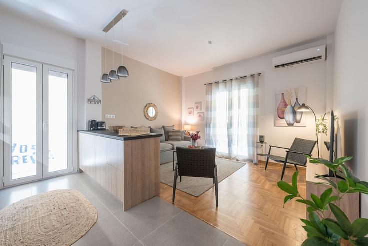 Athens Central AthensのBuilding Odissea Androutsou - welcomehost - 1223167 - ATHのアパートメントにある、モダンな家具を備えたエレガントなデザインのリビングルーム Athens Central AthensのBuilding Odissea Androutsou - welcomehost - 1223167 - ATHのアパートメントにある、モダンな家具を備えたエレガントなデザインのリビングルーム