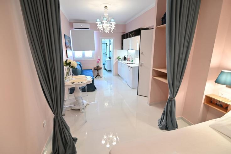 Salle de séjour élégante avec mobilier moderne dans un appartement à Building Ermou - welcomehost - 1223173 - ATH à Central Athens, Athens