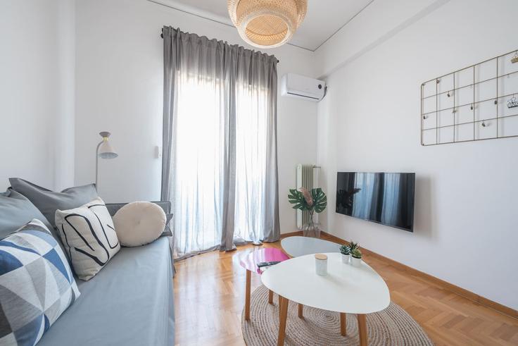 Sala de estar elegantemente projetada com móveis modernos em um apartamento no Building Platia Nikolaou Plastira - welcomehost - 1223176 - ATH em Central Athens, Athens Sala de estar elegantemente projetada com móveis modernos em um apartamento no Building Platia Nikolaou Plastira - welcomehost - 1223176 - ATH em Central Athens, Athens