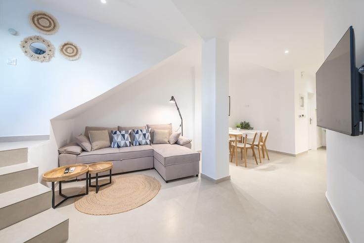 Athens PiraeusのBuilding Aristofanous - welcomehost - 1223183 - ATHのアパートメントにある、モダンな家具を備えたエレガントなデザインのリビングルーム Athens PiraeusのBuilding Aristofanous - welcomehost - 1223183 - ATHのアパートメントにある、モダンな家具を備えたエレガントなデザインのリビングルーム