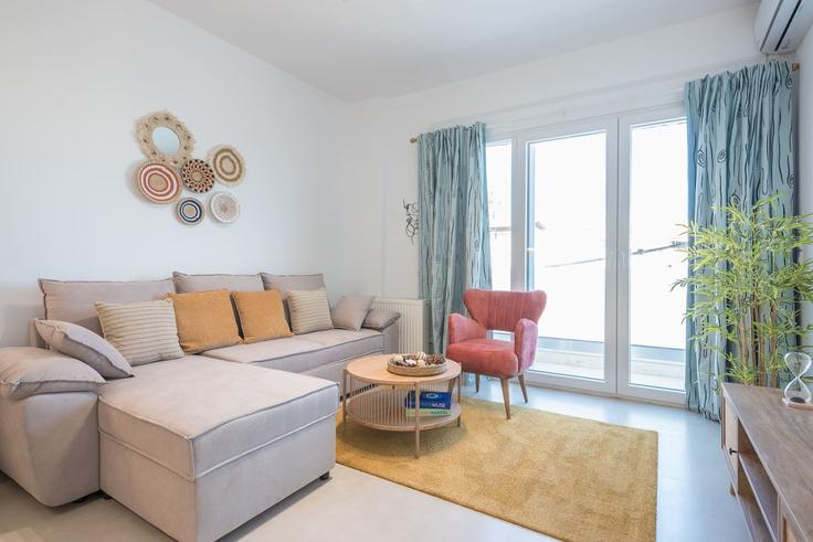 Building Aristofanous - welcomehost - 1223187 - ATH adresindeki bir dairede modern mobilyalarla zarif bir şekilde tasarlanmış oturma odası Piraeus, Athens