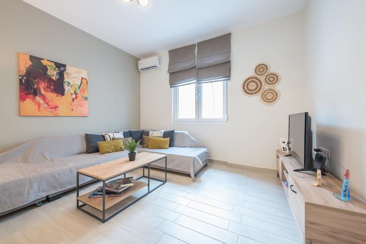 Elegante sala de estar con mobiliario moderno en un apartamento en Building Pireos - welcomehost - 1223196 - ATH en Central Athens, Athens