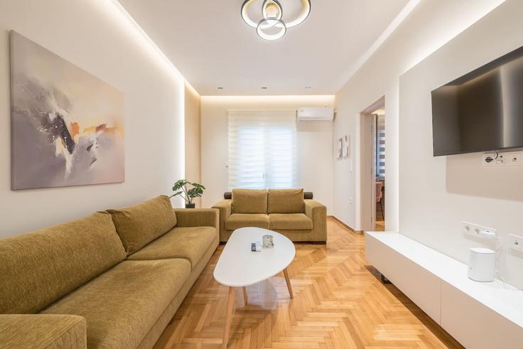 Sala de estar elegantemente projetada com móveis modernos em um apartamento no Building Themistokleous - welcomehost - 1223221 - ATH em Central Athens, Athens