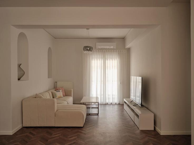 Sala de estar elegantemente projetada com móveis modernos em um apartamento no Building Kountouriotou - welcomehost - 1223227 - ATH em Piraeus, Athens Sala de estar elegantemente projetada com móveis modernos em um apartamento no Building Kountouriotou - welcomehost - 1223227 - ATH em Piraeus, Athens