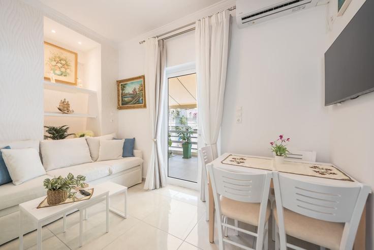 Sala de estar elegantemente projetada com móveis modernos em um apartamento no Building Parthenonos - welcomehost - 1237082 - ATH em Central Athens, Athens Sala de estar elegantemente projetada com móveis modernos em um apartamento no Building Parthenonos - welcomehost - 1237082 - ATH em Central Athens, Athens
