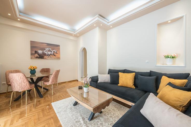 Athens Central AthensのBuilding Κωνσταντίνου Νέρη - welcomehost - 1252407 - ATHのアパートメントにある、モダンな家具を備えたエレガントなデザインのリビングルーム