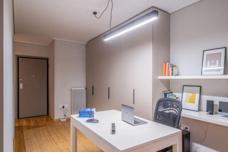 Bürobereich mit einem stilvollen Schreibtisch und einem stützenden Stuhl in einer Wohnung auf Building Dedalou - welcomehost - 1254736 - ATH in North Athens, Athens Bürobereich mit einem stilvollen Schreibtisch und einem stützenden Stuhl in einer Wohnung auf Building Dedalou - welcomehost - 1254736 - ATH in North Athens, Athens