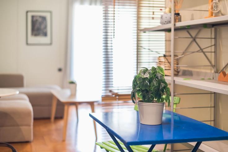 Sala de estar elegantemente projetada com móveis modernos em um apartamento no Building Mnisikleous - welcomehost - 1538658 em Central Athens, Athens