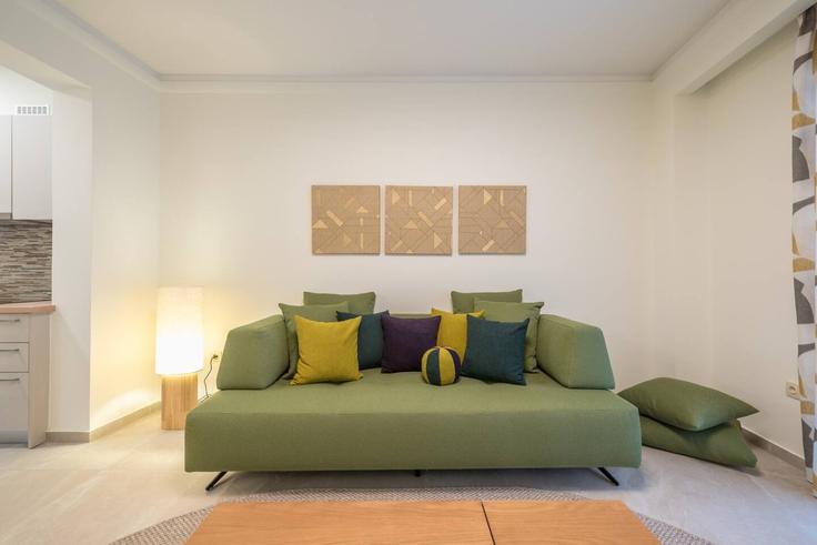 Sala de estar elegantemente projetada com móveis modernos em um apartamento no Building Georgiou Papandreou - welcomehost - 1541039 em Central Athens, Athens Sala de estar elegantemente projetada com móveis modernos em um apartamento no Building Georgiou Papandreou - welcomehost - 1541039 em Central Athens, Athens