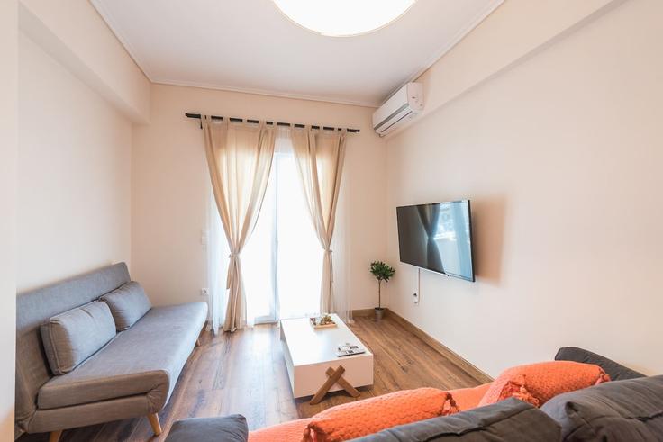 Elegante sala de estar con mobiliario moderno en un apartamento en Building Psaron - welcomehost - 1223092 - ATH en Central Athens, Athens Elegante sala de estar con mobiliario moderno en un apartamento en Building Psaron - welcomehost - 1223092 - ATH en Central Athens, Athens