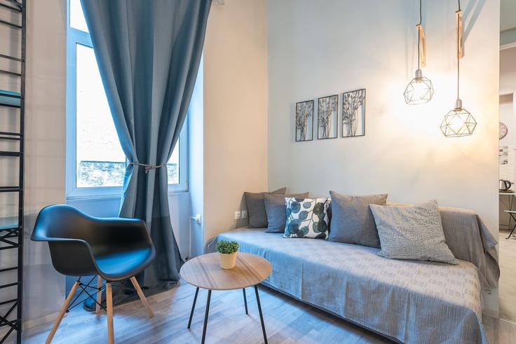 Elegant gestaltetes Wohnzimmer mit moderner Einrichtung in einer Wohnung im Building Agias Filotheis - welcomehost - 1223116 - ATH in Central Athens, Athens Elegant gestaltetes Wohnzimmer mit moderner Einrichtung in einer Wohnung im Building Agias Filotheis - welcomehost - 1223116 - ATH in Central Athens, Athens