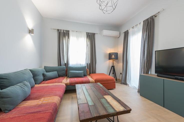 Sala de estar elegantemente projetada com móveis modernos em um apartamento no Building Leoforos Mesogeion - welcomehost - 1223123 - ATH em Central Athens, Athens Sala de estar elegantemente projetada com móveis modernos em um apartamento no Building Leoforos Mesogeion - welcomehost - 1223123 - ATH em Central Athens, Athens