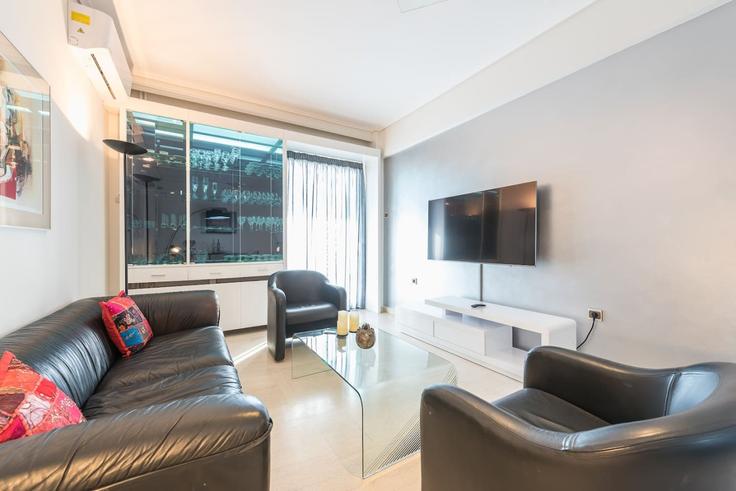 Sala de estar elegantemente projetada com móveis modernos em um apartamento no Building Kiprou - welcomehost - 1223128 - ATH em South Athens, Athens