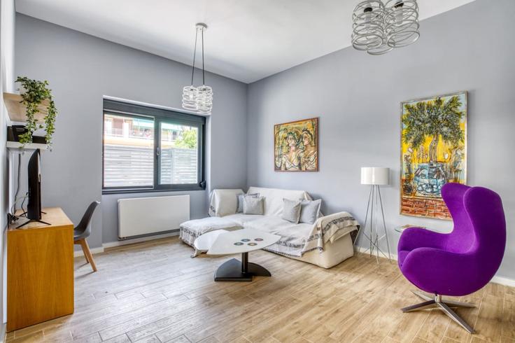 Sala de estar elegantemente projetada com móveis modernos em um apartamento no Building Arkadias - welcomehost - 1223136 - ATH em West Athens, Athens