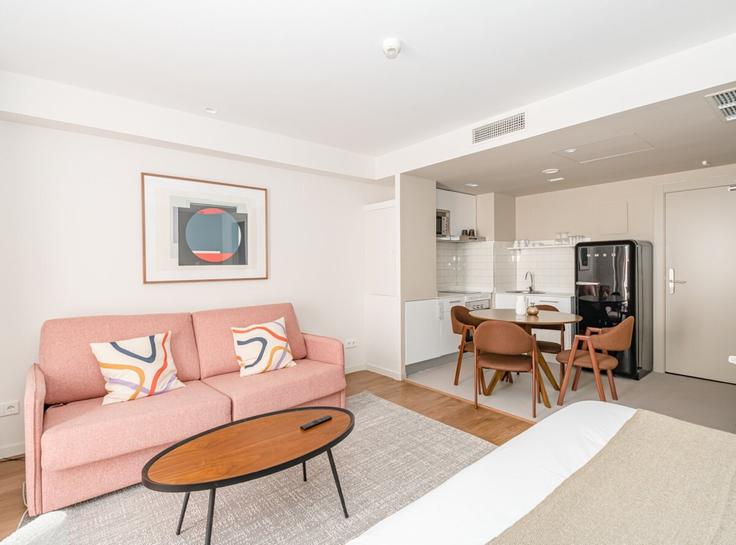 Sala de estar elegantemente projetada com móveis modernos em um apartamento no Building Calle de Eraso - welcomergroup - 1051576 - MAD em Salamanca, Madrid