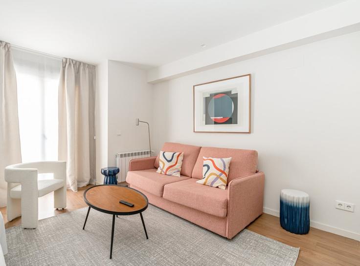 Elegant gestaltetes Wohnzimmer mit moderner Einrichtung in einer Wohnung im Building Calle de Eraso - welcomergroup - 1051575 - MAD in Salamanca, Madrid