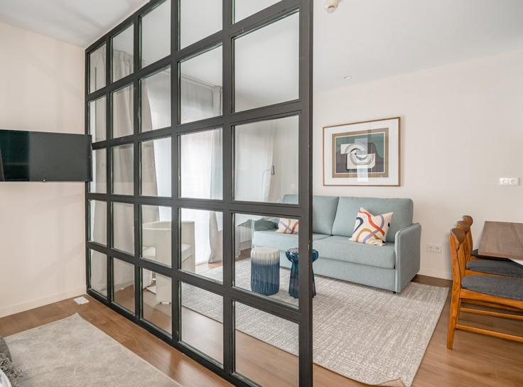 Elegant gestaltetes Wohnzimmer mit moderner Einrichtung in einer Wohnung im Building Calle de Eraso - welcomergroup - 1051551 - MAD in Salamanca, Madrid
