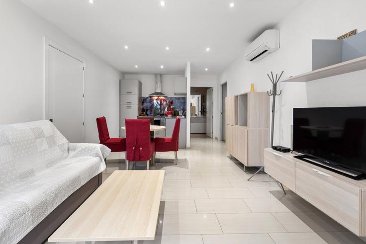 Empuriabrava EmpuriabravaのBuilding Carrer Badia - welcs - 1328171のアパートメントにある、モダンな家具を備えたエレガントなデザインのリビングルーム Empuriabrava EmpuriabravaのBuilding Carrer Badia - welcs - 1328171のアパートメントにある、モダンな家具を備えたエレガントなデザインのリビングルーム