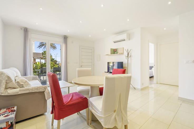 Empuriabrava EmpuriabravaのBuilding Carrer Badia - welcs - 1328173のアパートメントにある、モダンな家具を備えたエレガントなデザインのリビングルーム Empuriabrava EmpuriabravaのBuilding Carrer Badia - welcs - 1328173のアパートメントにある、モダンな家具を備えたエレガントなデザインのリビングルーム