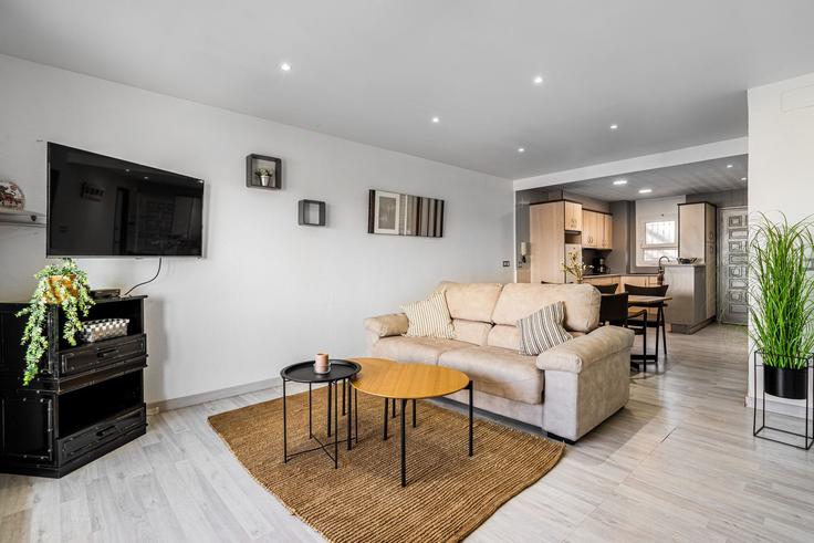 Salle de séjour élégante avec mobilier moderne dans un appartement à Building Carrer Tramuntana - welcs - 1328174 à Empuriabrava, Empuriabrava Salle de séjour élégante avec mobilier moderne dans un appartement à Building Carrer Tramuntana - welcs - 1328174 à Empuriabrava, Empuriabrava
