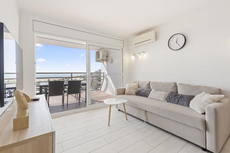 Elegant gestaltetes Wohnzimmer mit moderner Einrichtung in einer Wohnung im Building Carrer Salins 1 Línea - welcs - 1328178 in Empuriabrava, Empuriabrava