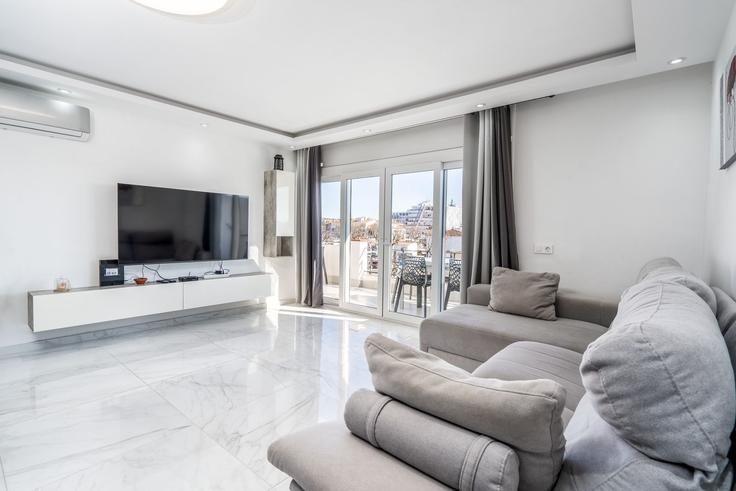 Salle de séjour élégante avec mobilier moderne dans un appartement à Building Carrer de Sant Morí - welcs - 1328188 à Empuriabrava, Empuriabrava Salle de séjour élégante avec mobilier moderne dans un appartement à Building Carrer de Sant Morí - welcs - 1328188 à Empuriabrava, Empuriabrava