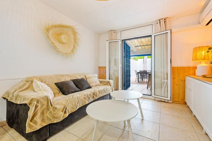 Salle de séjour élégante avec mobilier moderne dans un appartement à Building Carrer Badia - welcs - 1328191 à Empuriabrava, Empuriabrava Salle de séjour élégante avec mobilier moderne dans un appartement à Building Carrer Badia - welcs - 1328191 à Empuriabrava, Empuriabrava