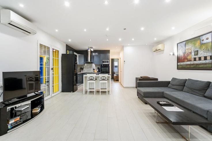 Building Carrer Montseny - welcs - 1328207 adresindeki bir dairede modern mobilyalarla zarif bir şekilde tasarlanmış oturma odası Empuriabrava, Empuriabrava