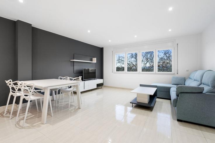 Salle de séjour élégante avec mobilier moderne dans un appartement à Building Ronda Miquel Oliva Prat - welcs - 1328198 à Roses, Roses